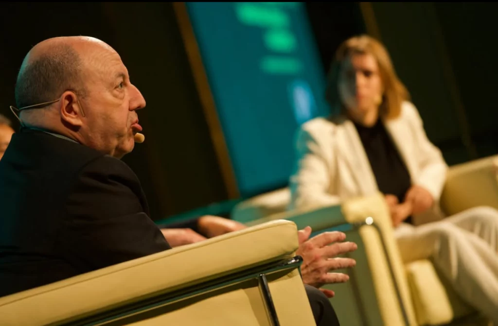 El economista y analista Gonzalo Bernardos hablando en el escenario del foro inmobiliario InmoConnect 2026 sobre las tendencias del mercado actual.